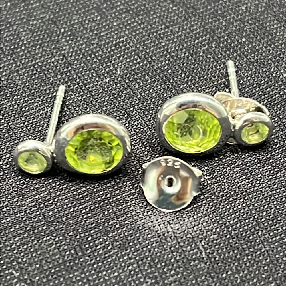 1.25ct Peridot 14KGP Stud Earrings - Picture 4 of 5
